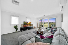 Moeshells Retreat by the Golf Course with Hollywood mirror and PS4